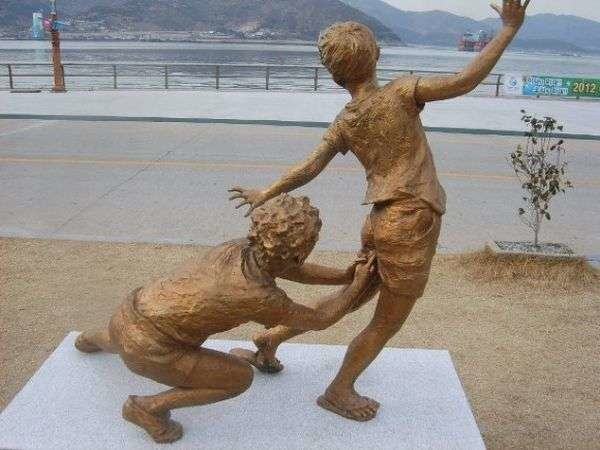 22 Weird Statues That Actually Exist