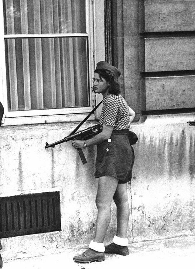 18 year old French Rsistance fighter, Simone Segouin, during the liberation of Paris. 19 August 1944