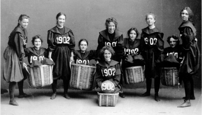 The first womens basketball team from Smith College 1902
