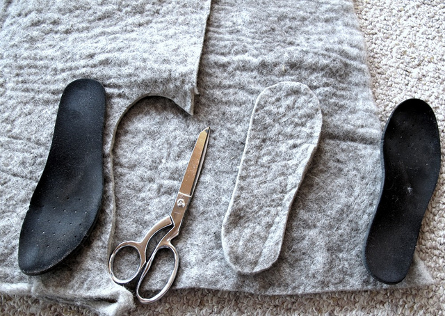 Keep your feet warm with DIY liners.Put your leftover felt to good use!