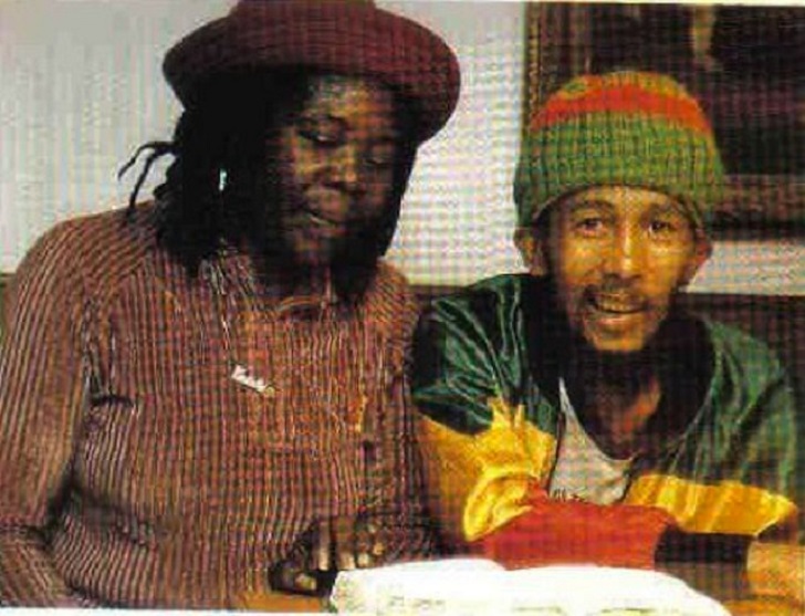 Bob Marley (February 6, 1945 – May 11, 1981) – In this picture, Bob Marley is spending time with his family in Munich, Germany before passing away from cancer. In this picture, it’s said he only weighs 77lbs.