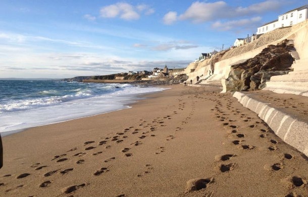 Recently, a very strange and unusual natural phenomenon occurred that most experts can’t explain. The entire sand volume at Porthleven in Cornwall (UK) mysteriously disappeared due to a freak tide, but after a second high tide a few hours later, the entire sand volume was re-deposited on the beach, returning it to its original state.