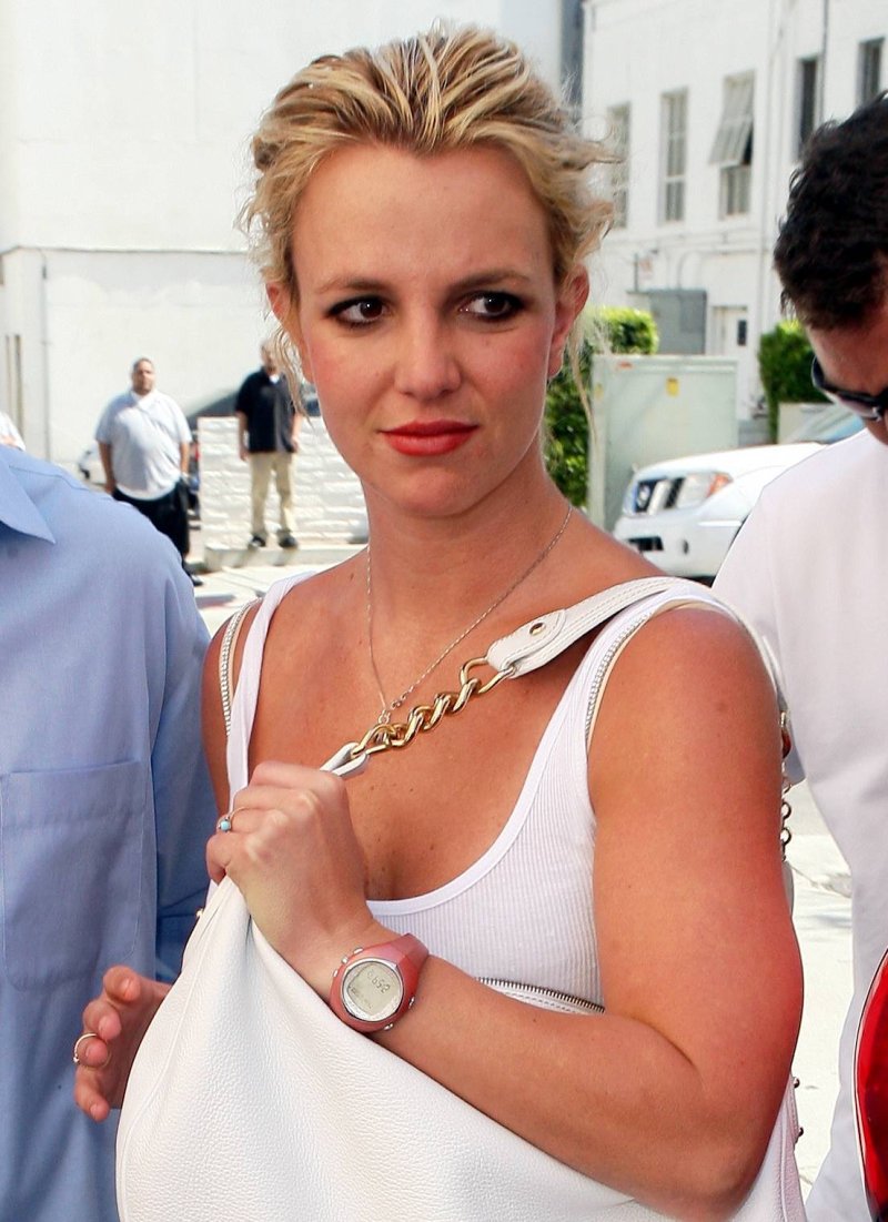 Britney Spears:
In 2008, Britney Spears was caught red-handed at Fred Segal in Los Angeles. She entered the store in a leopard-print top and jeans but when she took an exit, she was wearing a black top. Sooner security noticed her stealing a 100 pounds long-sleeved vest. After getting caught, she told simply that she forgot to pay the bill.