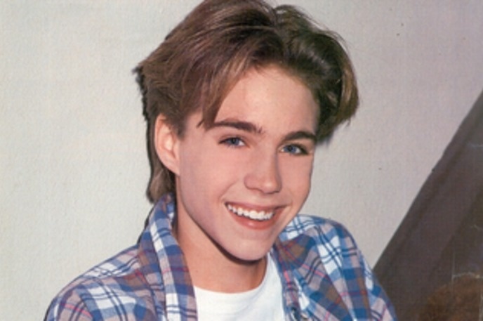 Jonathan Brandis – Best Known For: playing ‘Lucas Wolenczak’ in Steven Spielberg’s series seaQuest DSV as well as his Role in Ladybugs – Jonathan died in 2003 at the age of 27 after attempting to commit suicide by hanging. He was taken to the nearby hospital and later died from his injuries.  His friends say he was depressed because his career was declining and his comeback roll was cut from the film.
