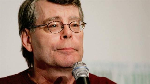 Stephen King has made large charitable donations without announcing them because he was “raised firmly to believe that if you give away money and you make a big deal of it so that everybody sees it, that’s hubris. (…) you’re not supposed to make a big deal about it.”