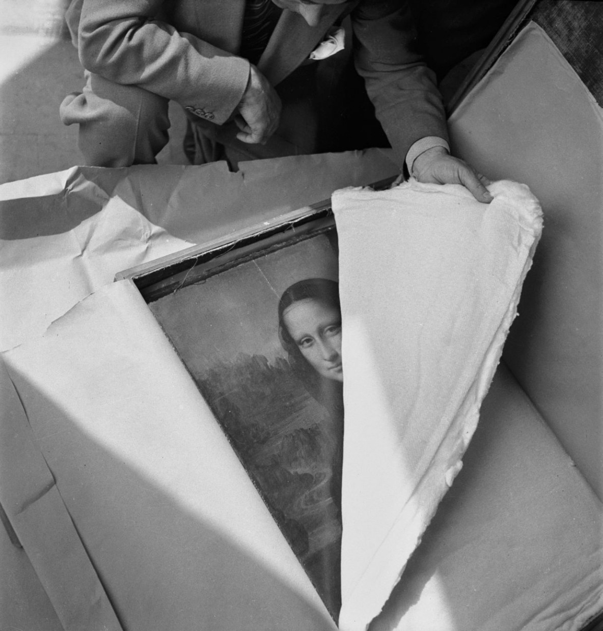 Da Vinci’s Mona Lisa is returned to the Louvre after WWII.
