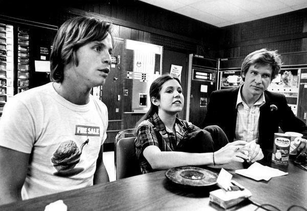 Cast of Star Wars chillin' in a canteen, 1977.
