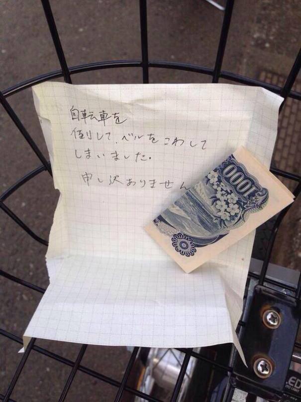 The note says "I accidentally knocked over your bike and broke the bell. I am very sorry."