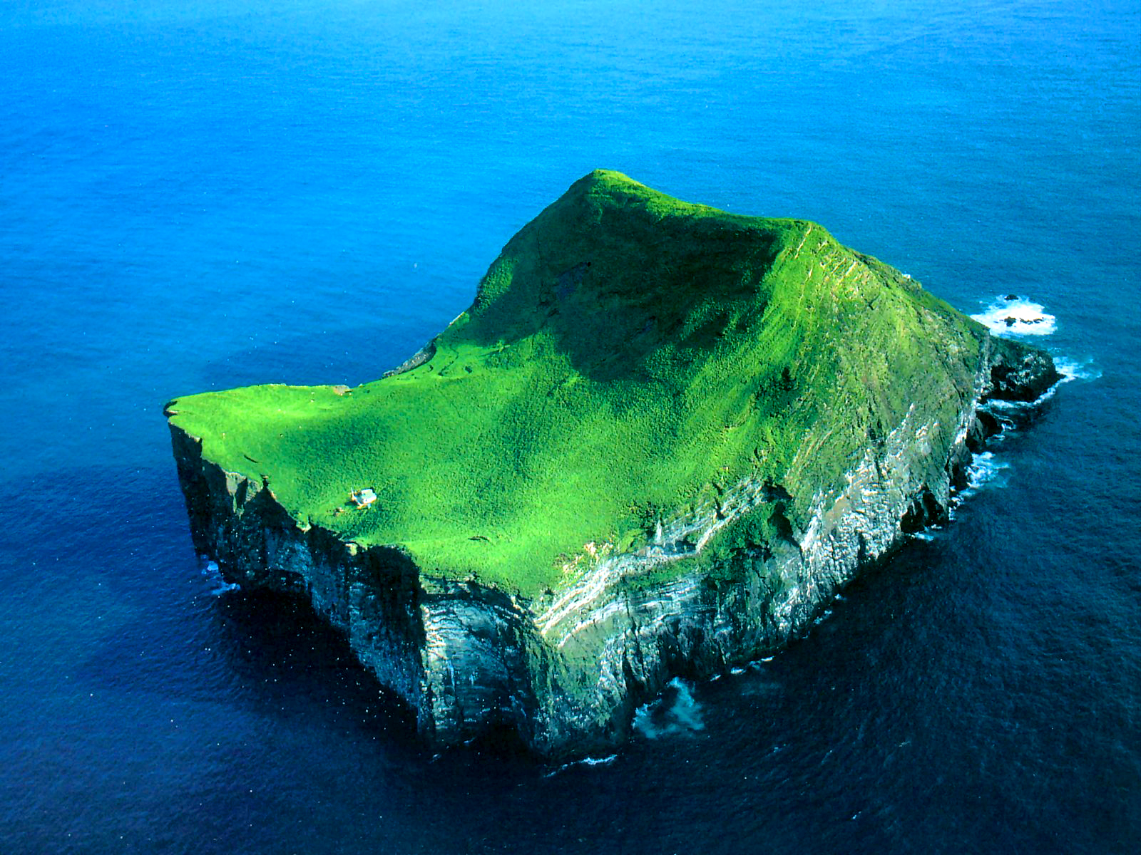 Island место. Остров Эллидей, Исландия. Одинокий дом на острове Эллидаэй Исландия. Остров Эдлидаэй в Исландии. Самый одинокий дом в мире- остров Эллидаэй, Исландия 🇮🇸.
