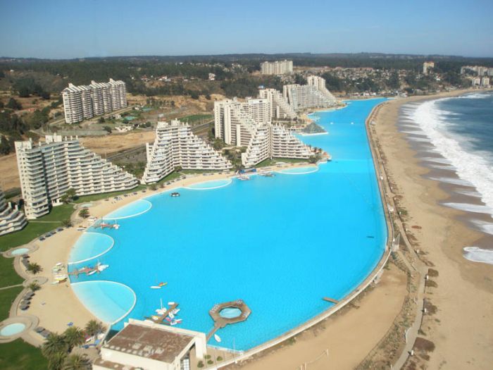 This gigantic pool spans an remarkable 1,013 meters in length which totals just under 20 acres. The pool is big beyond belief, holding 66 million gallons of water. To put in perspective, the pool is roughly the same size as 6,000 8 meter long swimming pools put together. Seeing that this swimming pool is measured the largest pool in the world, many tourists flock to San Alfonso del Mar every year.