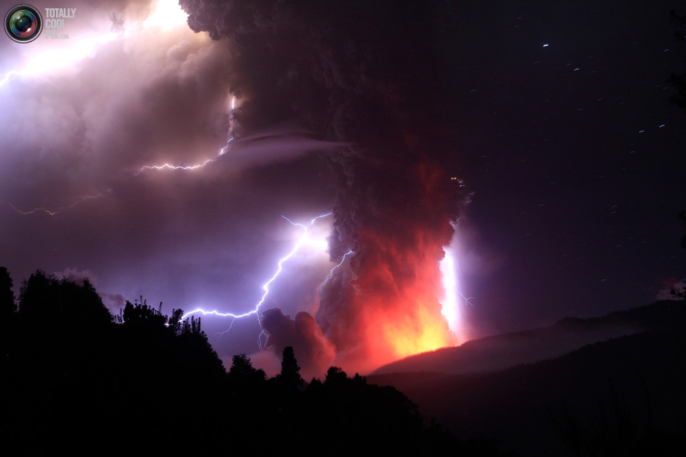 Volcanic Eruption Lightning Strikes!!