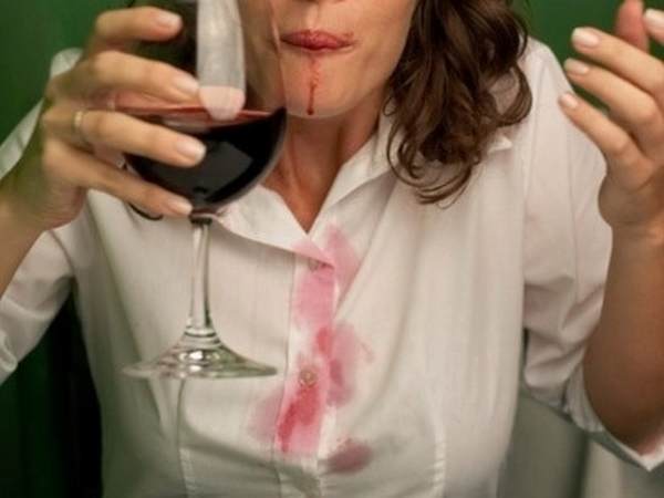White wine neutralizes red wine stains