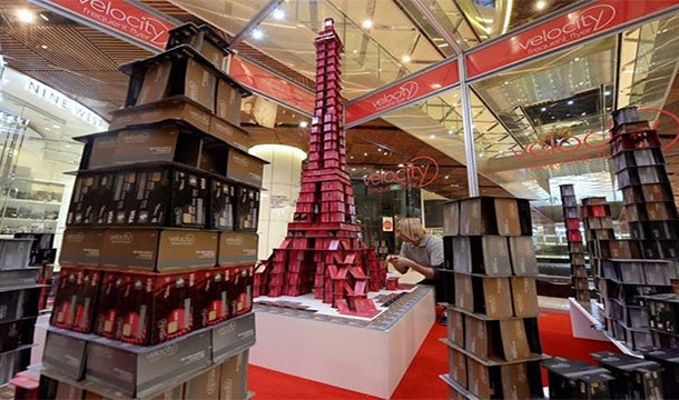 Bryan Berg created an Eiffel Tower of 75,000 cards in 2013.