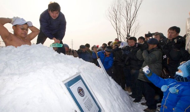 Jin Songhao spent 46 minutes and 7 seconds buried up to his chest in snow