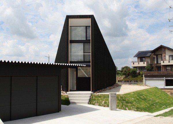Triangular House in Japan
