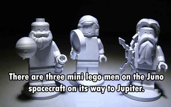 juno lego figures - There are three mini lego men on the Juno spacecraft on its way to Jupiter