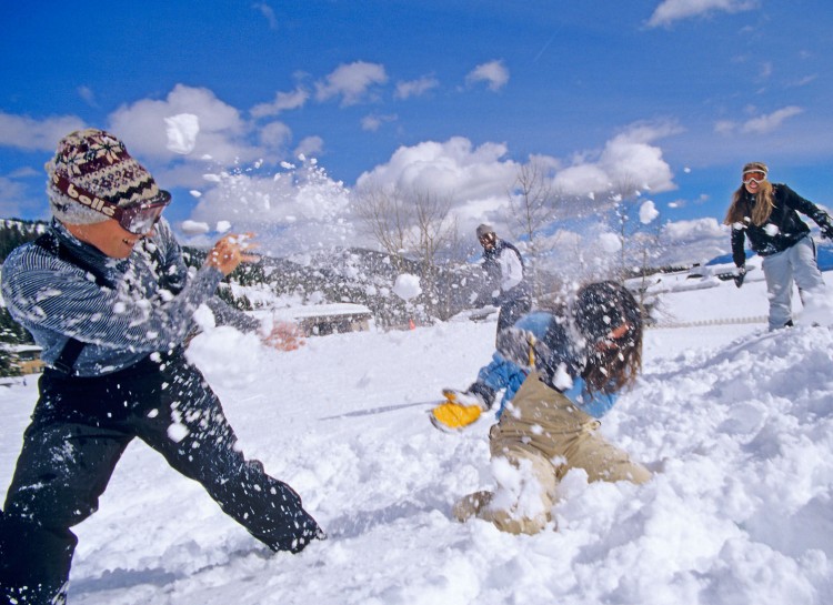 children snowball fight