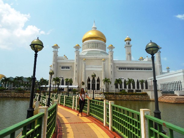 With an estimated population of 140,000, it is the capital and largest city of the Sultanate of Brunei, Southeast Asia. Prime tourist attractions of this city include The Sultan Omar Ali Saifuddin Mosque