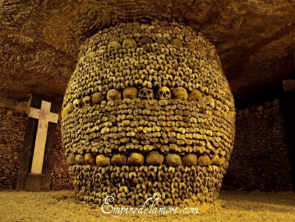 Soon after, some parts of the catacombs were opened to the public. Decorated with bones, these places became a popular amusement spot for then aristocracy. Many famous people including Napoleon Bonaparte and Otto von Bismarck visited the catacombs at that time.