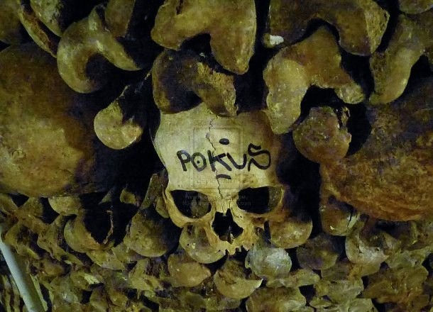 In 2009, due to vandalism and theft of some skulls, the catacombs were closed from October to December.