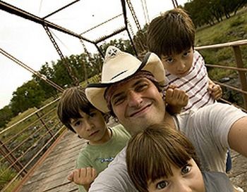 Robert Rodriguez and Elizabeth Avellan-Director Robert Rodriguez has five kids with names all starting with R and all equally ridiculous. His four sons are Rocket Valentin, Racer Maximilliano, Rebel Antonio and Rogue and he has one daughter named Rhiannon, who didnt get off nearly as bad as her brothers. This is so bad that Im at a loss for words. These kids are going to be scarred for life.