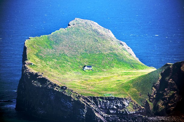 And if you do come across a settlement when roaming the Icelands countryside, it can look as astonishing as this secluded picturesque house built in the middle of a green cliff