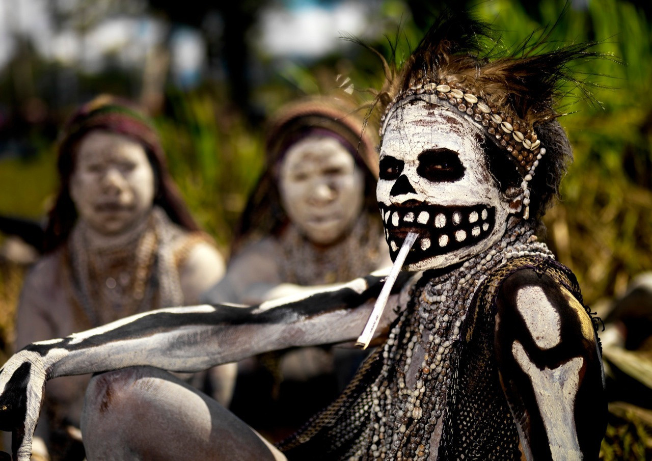 A Chimbu tribesman preparing for a celebration of death. Mount Hagen, Papua New Guinea.