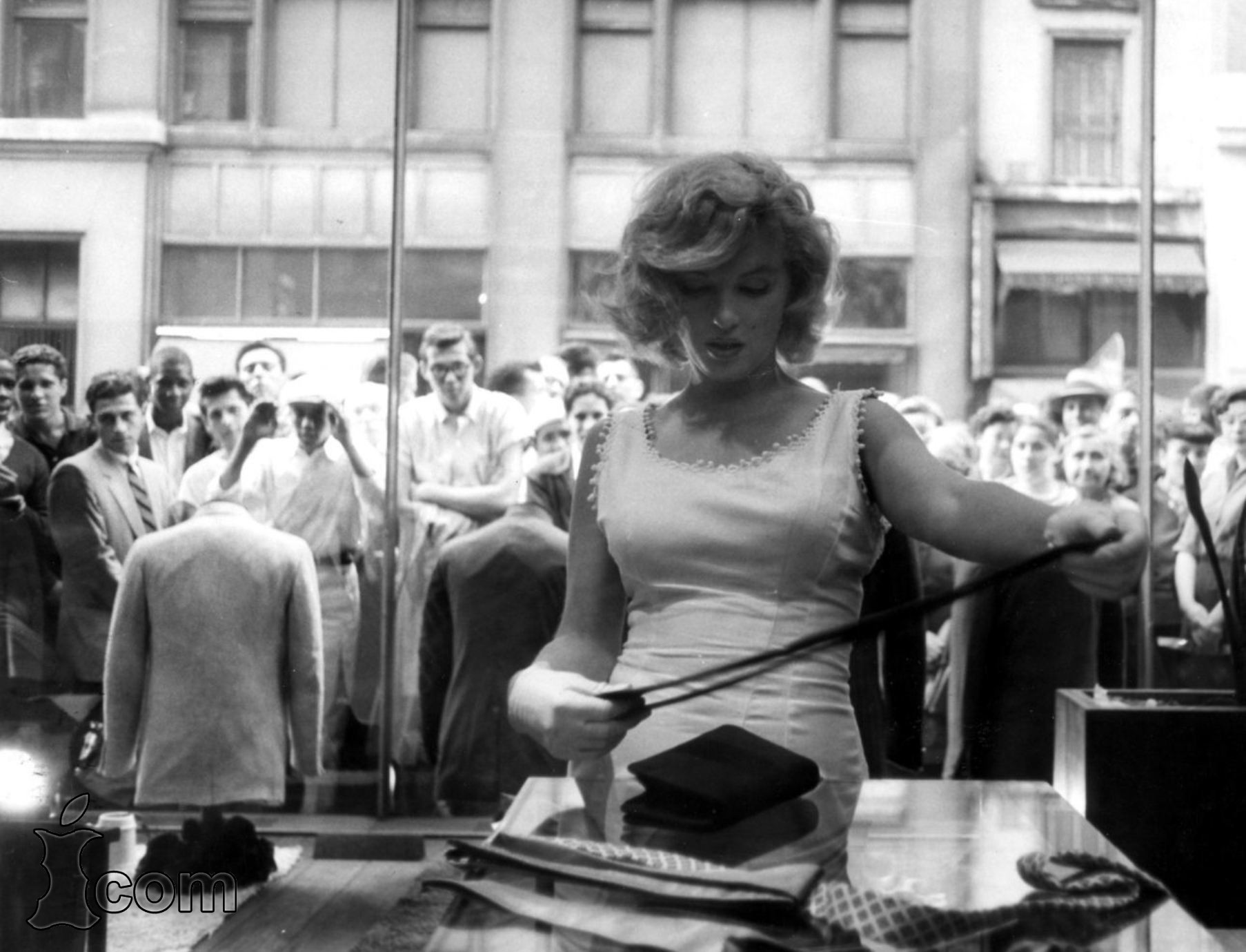 Marilyn Monroe tries to go shopping while fans and media watch, 1957