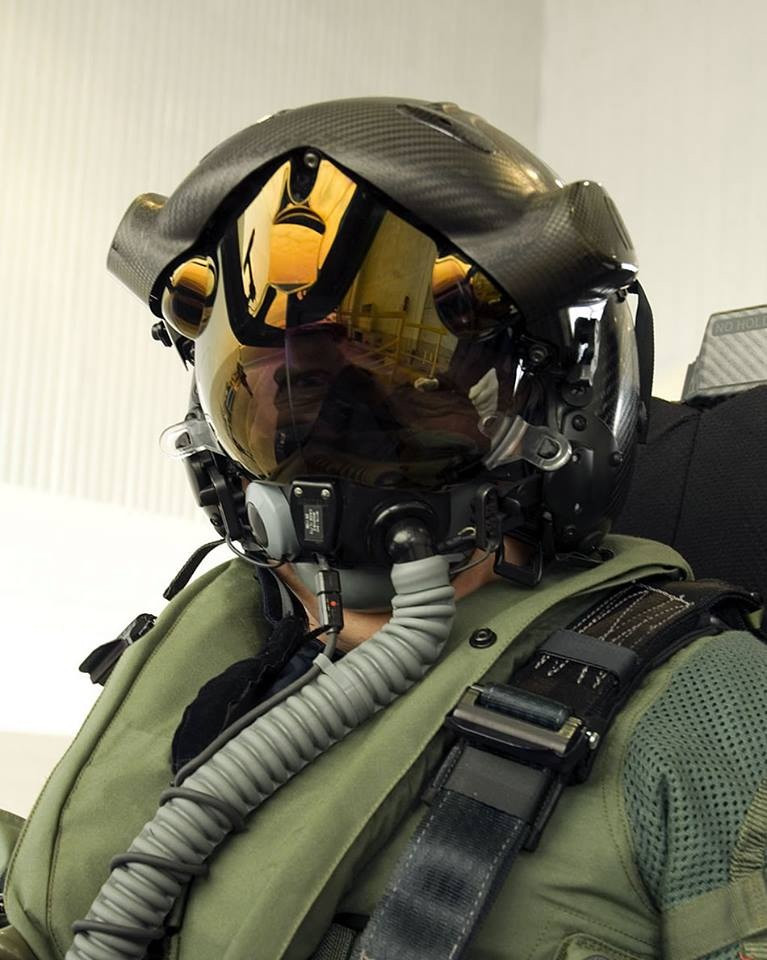 This helmet works with cameras mounted outside the airplane allowing to have complete vision.If he looks down he will see virtually right through the plane.