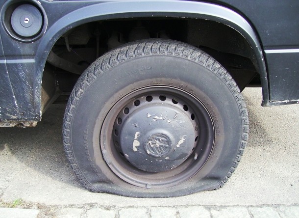 If you happen to have a flat tire and you don’t have an air compressor with you, cut small holes in the sides of the tire and fill them with grass. Of course, there is no way of completely repairing the tire after this “surgery” but it’s a short-term solution that will at least get you home.