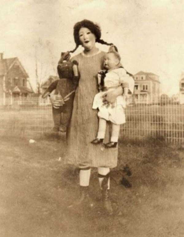 24 Bizarre Vintage Images That Will Creep You Out