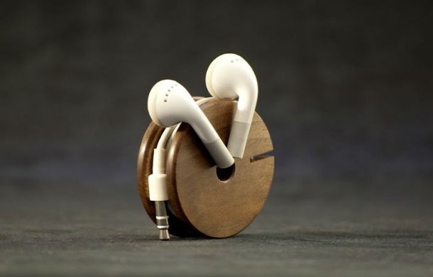 Tie cords around a wooden spoon and make your own unique headphone holder.