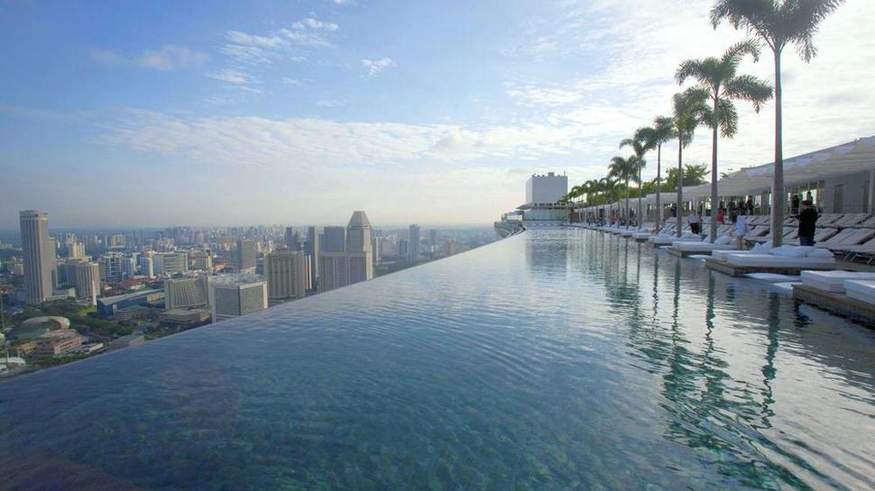 Atop 57 stories of this triple-skyscraper hotel is an infinity pool, which boasts the most spectacular view of the Singapore skyline.