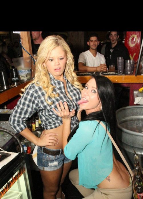 25 of the Weirdest Photobombs