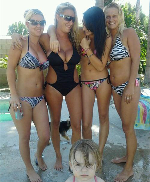 21 of The Sexiest Photobombs