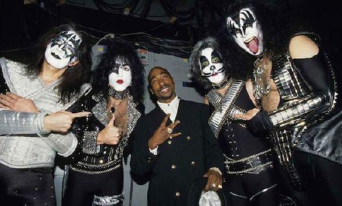 tupac with kiss
