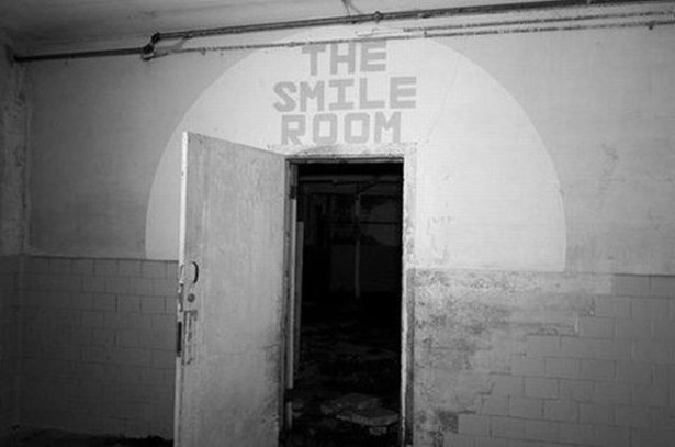 monochrome photography - The Smile Room