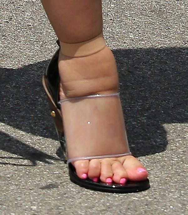 kim kardashian pregnant feet