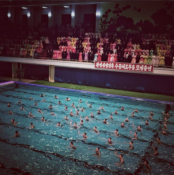 Mass synchronized swimming performance