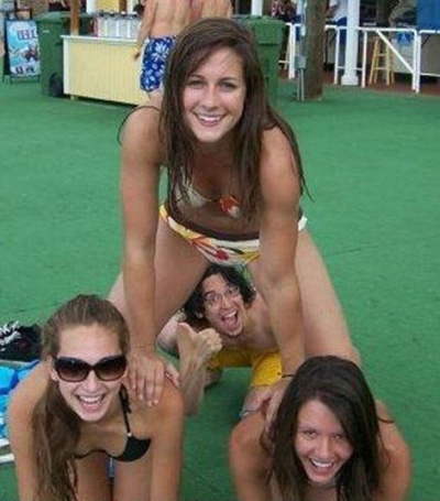 18 Funny Group Picture Photobombs!