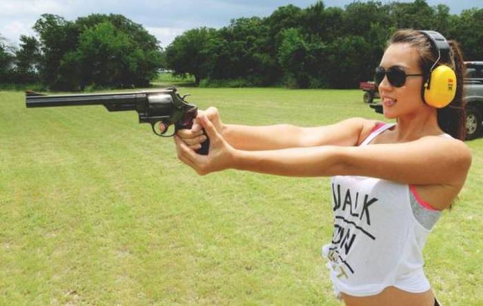 girls shooting guns range