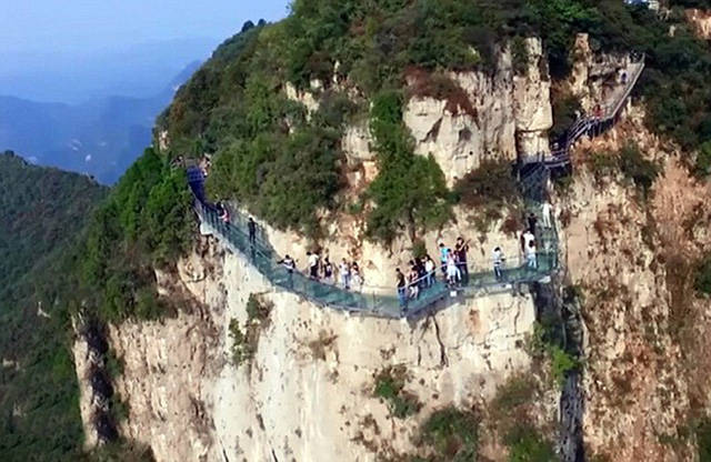 Chinese Tourists Get the Fright of Their Lives on a Sightseeing Trip Up the Mountain!