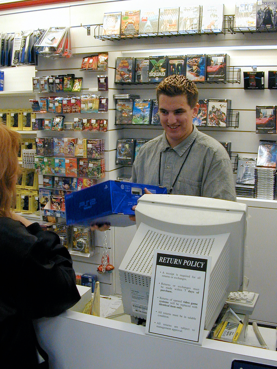 17 photos of the PlayStation 2 launch day