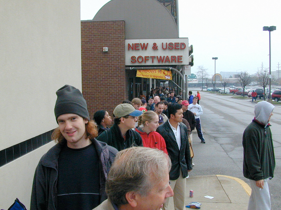 17 photos of the PlayStation 2 launch day