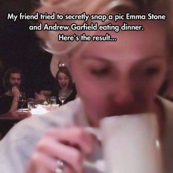 emma stone andrew garfield photobomb - My friend tried to secretly snap a pic Emma Stone and Andrew Garfield eating dinner. Here's the result...