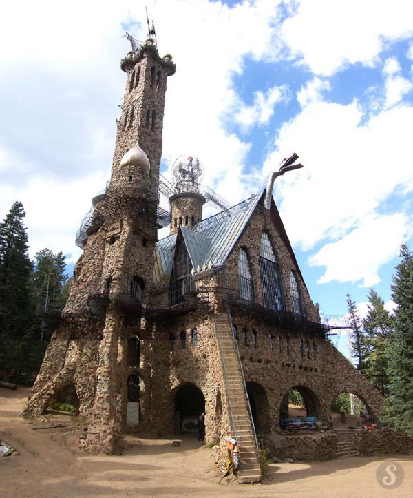 USA : Bishop’s Castle In the San Isabel National Forest in Colorado is a medieval castle built for 40 years by Jim Bishop. He began construction at the age of 15 years...