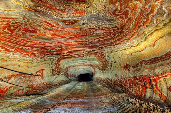 Russia : A psychedelic salt mine At the heart of the abandoned salt mine Yekaterinburg, Russia. This is a disused Carnallite mine for several years...