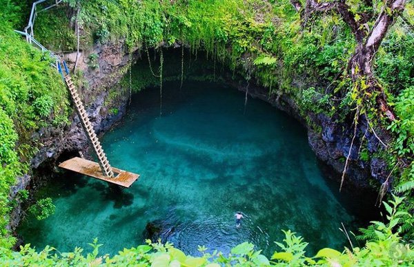 Samoa : To Sua Ocean Trench “To Sua Ocean” is a small paradise located in the village of Lotofaga in Samoa. The place is available to the public as a swimming area...