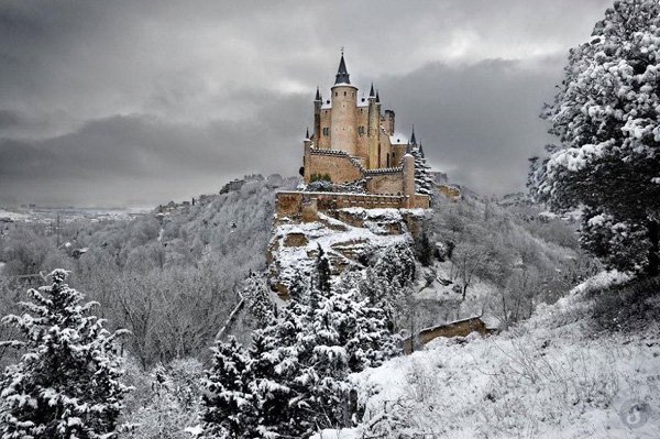 Spain : Alcazar of Segovia Alcazar of Segovia is a fortified castle, located at the end of the old city of Segovia in Spain...