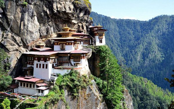 Bhutan : Monastery Taktshang Taktshang is a Buddhist monastery in Bhutan, perched on a cliff at 3,120 meters...